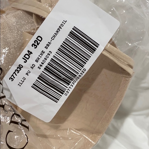 Brand new Victoria secret bra - Picture 3 of 3